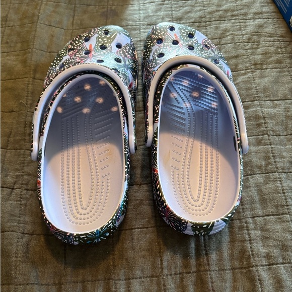 CROCS Classic Butterfly Clog Sandals Mens
Size 6 Womens Size 8 Purple Multi - Picture 4 of 5